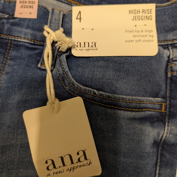 a.n.a Slim High-Rise Jeans in Medium Blue Wash - Picture 2 of 5